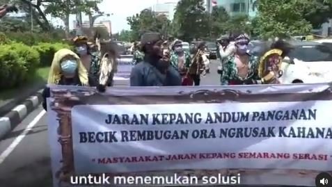 aksi penari jaran kepang tolak demo rusuh