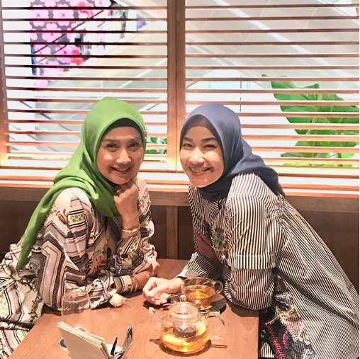 potret kompak desy ratnasari dan alya rohali