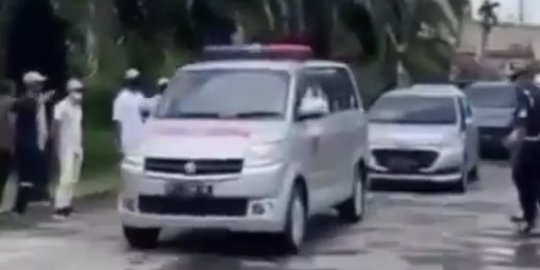 Heboh Video Ambulans dan 2 Orang Berbaju Hazmat di Palembang Bawa Antaran Pengantin