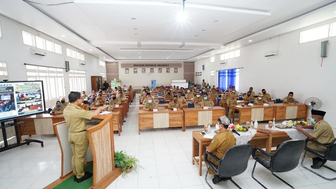 bupati banyuwangi abdullah azwar anas bertemu dengan puluhan tenaga pendidik