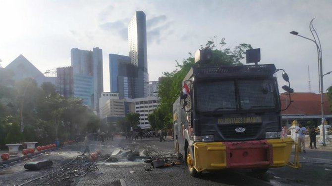 ilustrasi demo di depan gedung grahadi surabaya