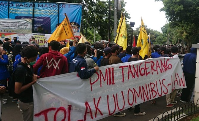 massa di tangerang demo tolak uu cipta kerja