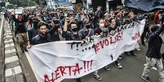 Polisi Awasi Pelajar Ikut Demo Tolak UU Cipta Kerja di Jakarta