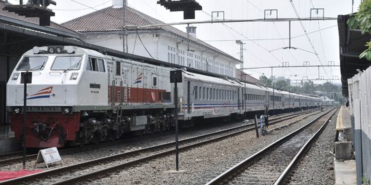 Ada Demo BEM SI, 6 KA Jarak Jauh dari Stasiun Gambir Berhenti di Stasiun Jatinegara