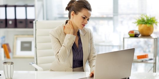 7 Cara Atasi Nyeri Pada Leher saat Bekerja, Jaga Kesehatan Tubuh
