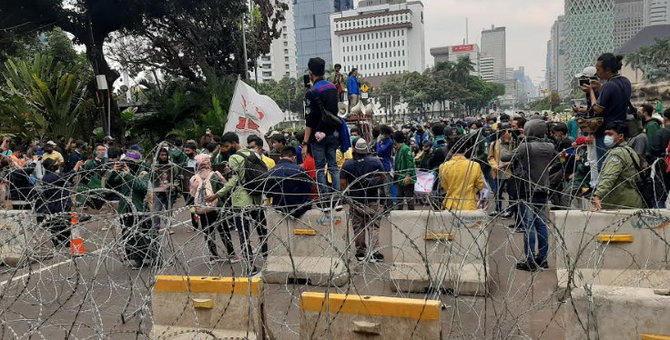 massa bem seluruh indonesia demo di patung kuda