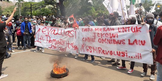 Massa Demo Tolak UU Cipta Kerja Bakar Ban di Patung Kuda