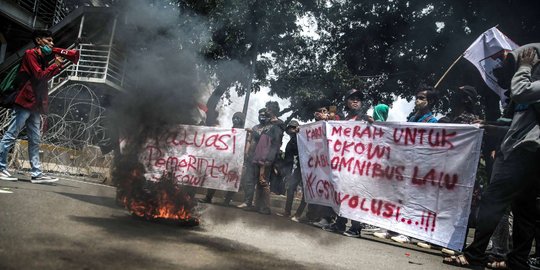 Datangi Kawasan Patung Kuda, Massa BEM Mulai Bakar Ban Bekas