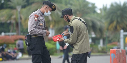 Polisi Periksa Barang Bawaan Mahasiswa yang Demo di Patung Kuda