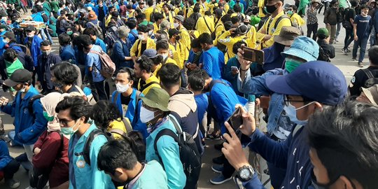 Gerombolan Remaja Berjaket Hitam Menyusup ke Pendemo di Patung Kuda