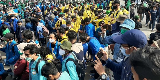 Kapolres Jakpus Tenangkan Pendemo Lempar Petasan: Adik-adik Jangan Anarkis