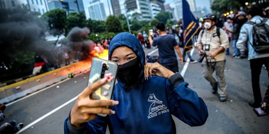 Pendemo Berswafoto di Kobaran Api Saat Demo Omnibus Law