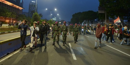 Prajurit TNI Kawal Pulang Massa Tolak UU Cipta Kerja