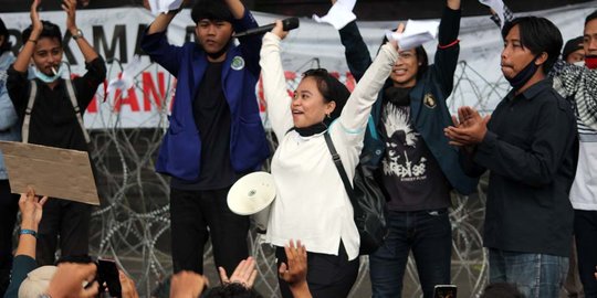 Aksi Mahasiswa dan Buruh di Malang Diakhiri Teatrikal Sobek 'UU Omnibus Law'