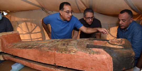 PM Mesir Melihat Puluhan Sarkofagus yang Baru Ditemukan