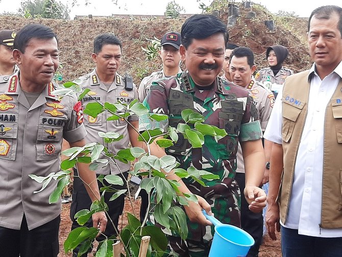 panglima tni kapolri dan kepala bnpb tanam 2020 pohon