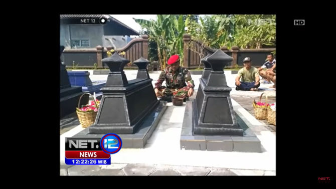 gatot nurmantyo bersimpuh di makam ibu