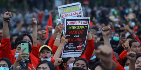 Massa yang Diamankan saat Demo UU Cipta Kerja di Surabaya Negatif Covid-19