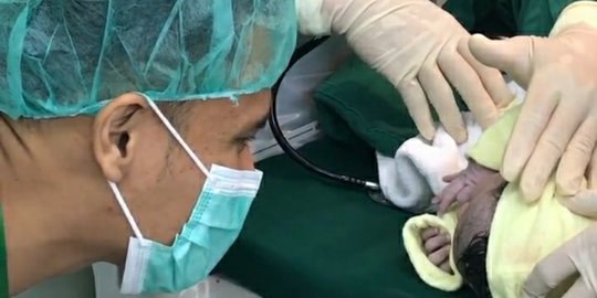 Istri Choky Sitohang Melahirkan Anak Ketiga, Ini 5 Potret Bayinya yang Bikin Gemas
