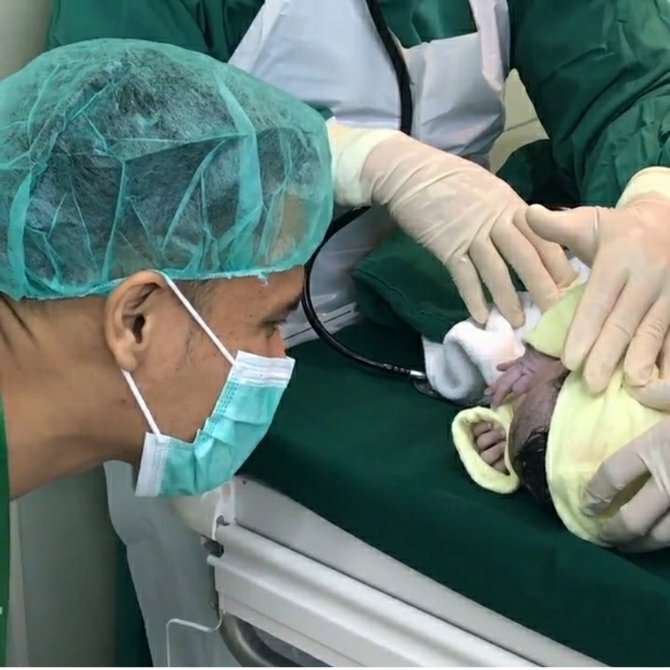 choky sitohang dikaruniai anak ketiga