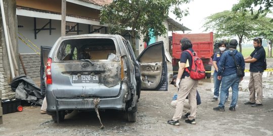 Polisi Olah TKP Temuan Jasad Wanita Terbakar Dalam Mobil