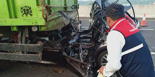 Honda Jazz Tabrak Belakang Truk Fuso di Tol Kayuagung, 4 Orang Tewas