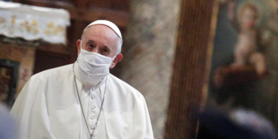 Paus Fransiskus Pertama Kali Terlihat Pakai Masker