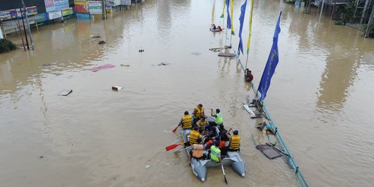 Sudin SDA Jaktim Sodet Jalan DI Panjaitan untuk Tanggulangi Genangan