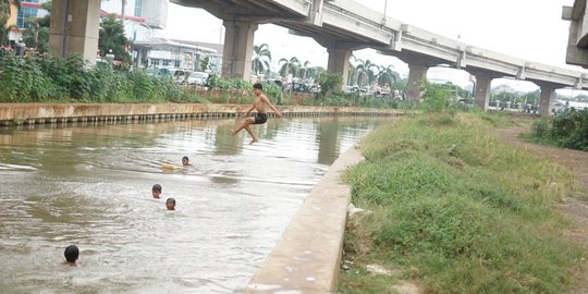 Dinas Lingkungan Hidup Pemkab Bekasi Cek Video Mobil Buang Karung ke Kalimalang