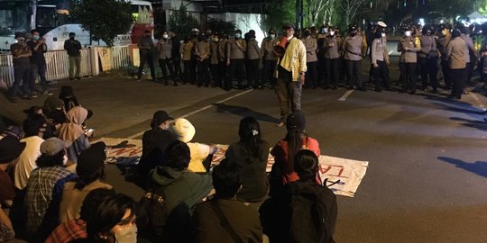 Rekan Ditangkap, Pengunjuk Rasa Tolak UU Ciptaker Geruduk Polrestabes Medan