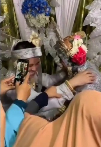 momen pasangan pengantin memadu kasih