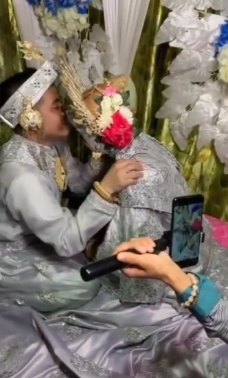 momen pasangan pengantin memadu kasih