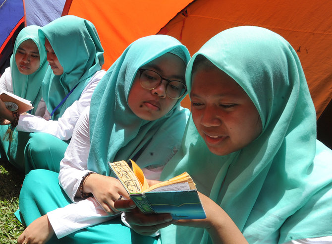 membaca quran di kemah hari santri
