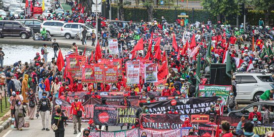 Massa Kembali Gelar Aksi Tolak UU Omnibus Law di Patung Kuda