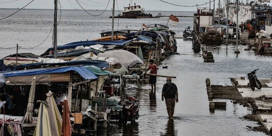 Potret Banjir Rob Rendam Pelabuhan Kali Adem