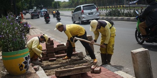 Hadapi Musim Hujan, Drainase Jalan TB Simatupang Diperlebar