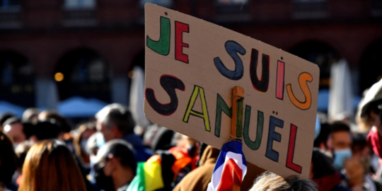 Lima Pria dan Dua Remaja 14 Tahun Didakwa Membunuh Guru di Prancis
