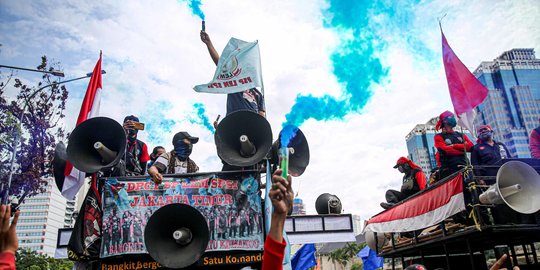 Flare Asap Dibakar Massa Aksi Buruh Saat Berunjuk Rasa