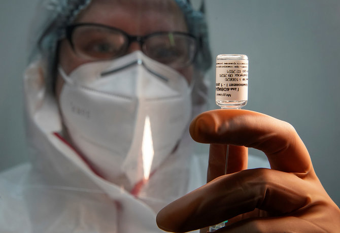 petugas medis rusia mulai disuntik vaksin covid 19