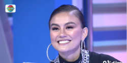 Wow Keren 5 Artis Indonesia Berparas Cantik Ini Kuasai Banyak Bahasa Lho Merdeka Com