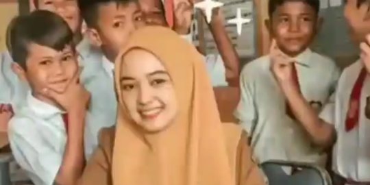 Video Ibu Guru Cantik Kangen Muridnya di Sekolah karena Sudah Lama Tak Mengajar