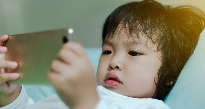 ilustrasi bayi melihat smartphone