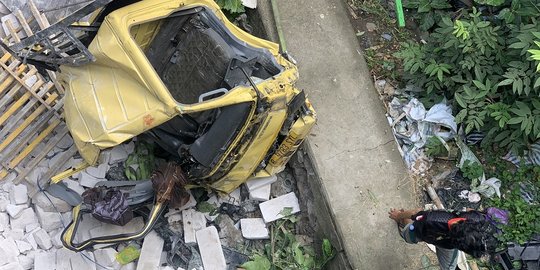 Hantam 2 Motor dan Warung Makan, Truk Terjun ke Bawah Jembatan