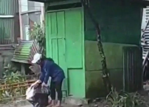 viral video wanita memukuli nenek nenek saat berteduh