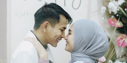 Rayakan Anniversary Pertama, Ini Momen Romantis Angga Putra dan Istri