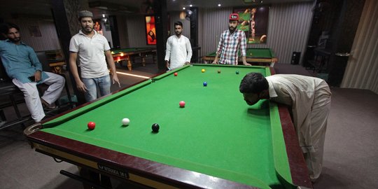 Pria Tanpa Tangan di Pakistan Ini Jago Main Snooker dengan Dagu