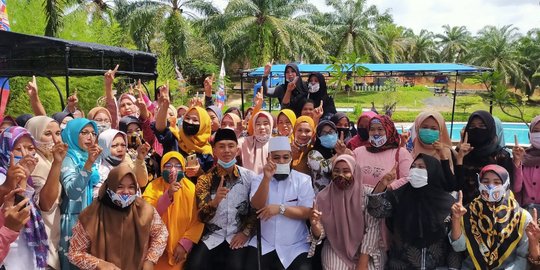 Cerita Janda Kepincut & Nekat Cegat Helmi Hasan, Berujung Buat Grup WA Janda Bahagia
