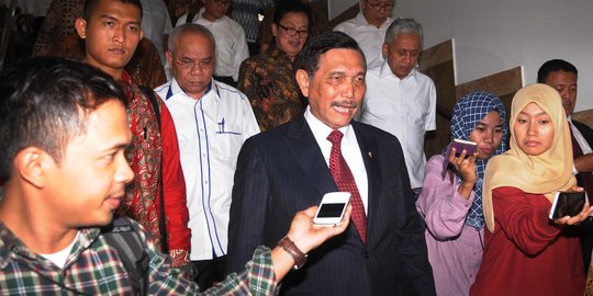 Menko Luhut Geram Indonesia Impor Gantungan Pakaian