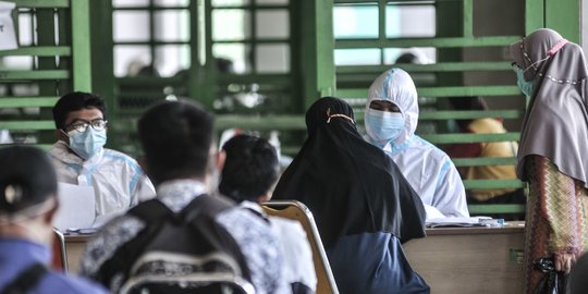 Petugas akan Rapid Test Pengunjung Sejumlah Obyek Wisata di Jateng