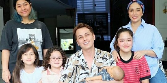 Andhika Pratama Unggah Foto Bersama Ussy dan Kelima Anaknya, Tulis Pesan Menyentuh